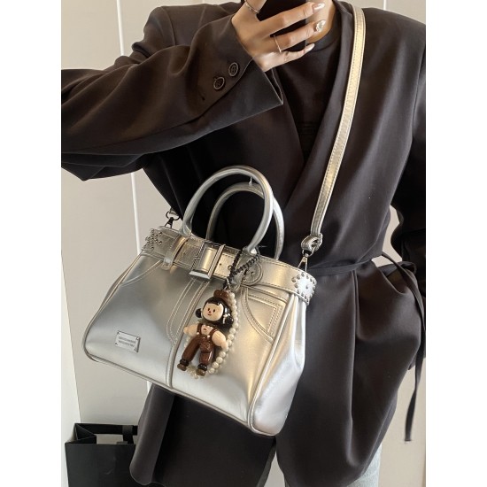 The 2025 early spring new handbag is versatile, high-end, large-capacity, single-shoulder, belt, pant, crossbody women's bag, and can be worn on one shoulder or crossbody The 2025 early spring new handbag is versatile, high-end, large-capacity, single-shoulder, belt, pant, crossbody women's bag, and can be worn on one shoulder or crossbody