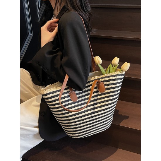 The 2025 summer new straw-woven women's bag is fashionable, versatile, and has a large capacity. It is a single-shoulder bag for classes and commuting