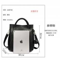 The 2025 new model of Qiandian genuine leather women's bag, a large-capacity handbag with a feminine charm, is a single-shoulder woven pattern handbag that can be carried by hand