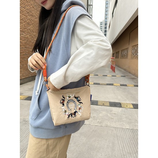 The new summer Japanese-style embroidered mobile phone bag is fashionable and versatile. The small square bag for work and commuting is lightweight and can be carried diagonally on one shoulder The new summer Japanese-style embroidered mobile phone bag is fashionable and versatile. The small square bag for work and commuting is lightweight and can be carried diagonally on one shoulder