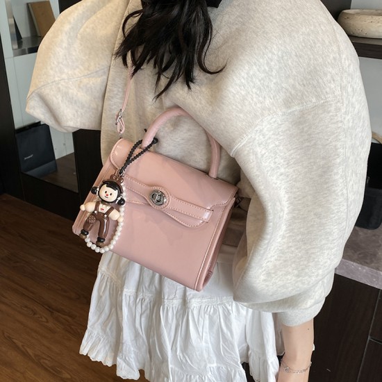 The new fashionable and color-blocking hand-held small square bag for women, the unique and high-quality single-shoulder bag with a retro lock button, and the crossbody bag The new fashionable and color-blocking hand-held small square bag for women, the unique and high-quality single-shoulder bag with a retro lock button, and the crossbody bag