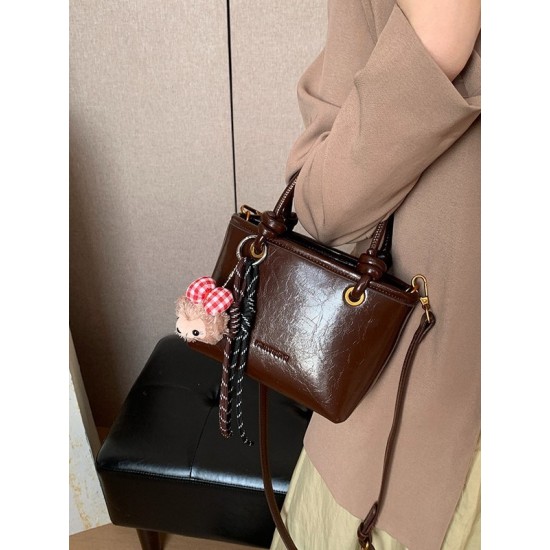 The 2025 new oil-wax leather fashionable and versatile small square bag for commuting, women's bag with large capacity and light weight, and shoulder crossbody bag The 2025 new oil-wax leather fashionable and versatile small square bag for commuting, women's bag with large capacity and light weight, and shoulder crossbody bag