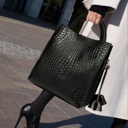 The 2025 new model of Qiandian genuine leather women's bag, a large-capacity handbag with a feminine charm, is a single-shoulder woven pattern handbag that can be carried by hand