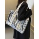 The 2025 new Gentle Woman large-capacity letter single-shoulder tote is a fashionable and versatile canvas bag for class commuting The 2025 new Gentle Woman large-capacity letter single-shoulder tote is a fashionable and versatile canvas bag for class commuting