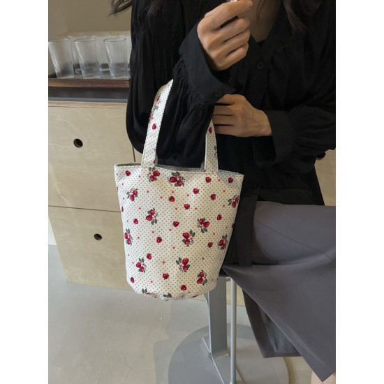 A small floral canvas bag, a large white bucket for women on Instagram, a baby bag, and a handbag for mom to go out to work and commute A small floral canvas bag, a large white bucket for women on Instagram, a baby bag, and a handbag for mom to go out to work and commute