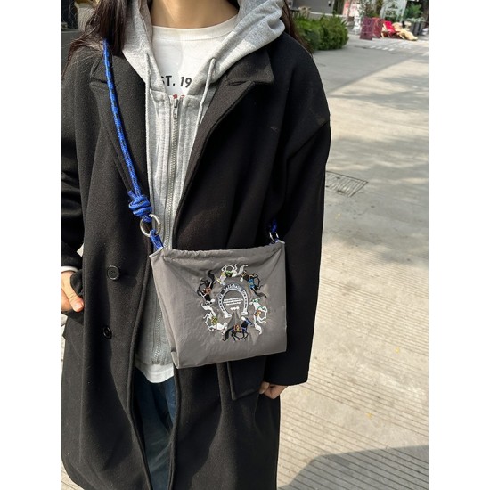 The new summer Japanese-style embroidered mobile phone bag is fashionable and versatile. The small square bag for work and commuting is lightweight and can be carried diagonally on one shoulder The new summer Japanese-style embroidered mobile phone bag is fashionable and versatile. The small square bag for work and commuting is lightweight and can be carried diagonally on one shoulder