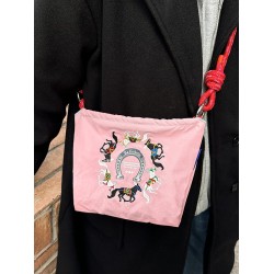 The new summer Japanese-style embroidered mobile phone bag is fashionable and versatile. The small square bag for work and commuting is lightweight and can be carried diagonally on one shoulder